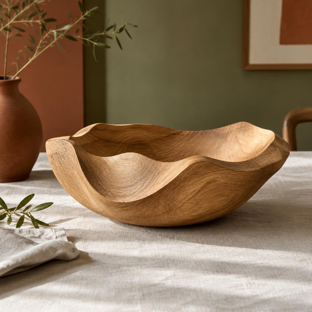 Centre de table en bois de chêne sculpté posé sur une nappe en lin